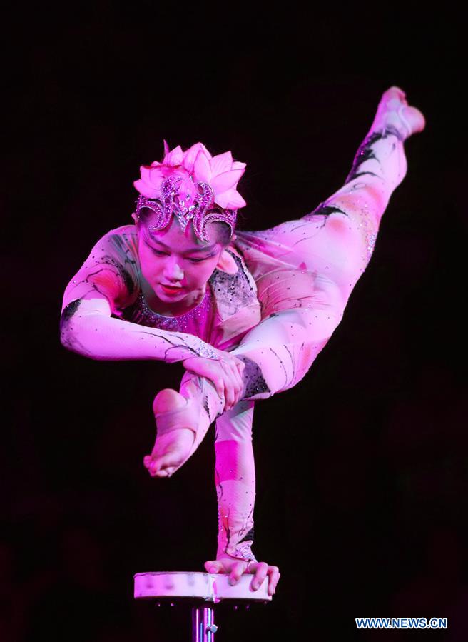 UKRAINE-KIEV-CHINESE ACROBATS-TOP PRIZE