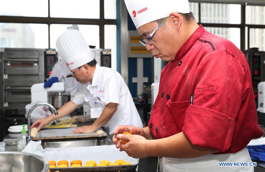 CHINA-SHANGHAI-MOONCAKE MAKING-CONTEST (CN)