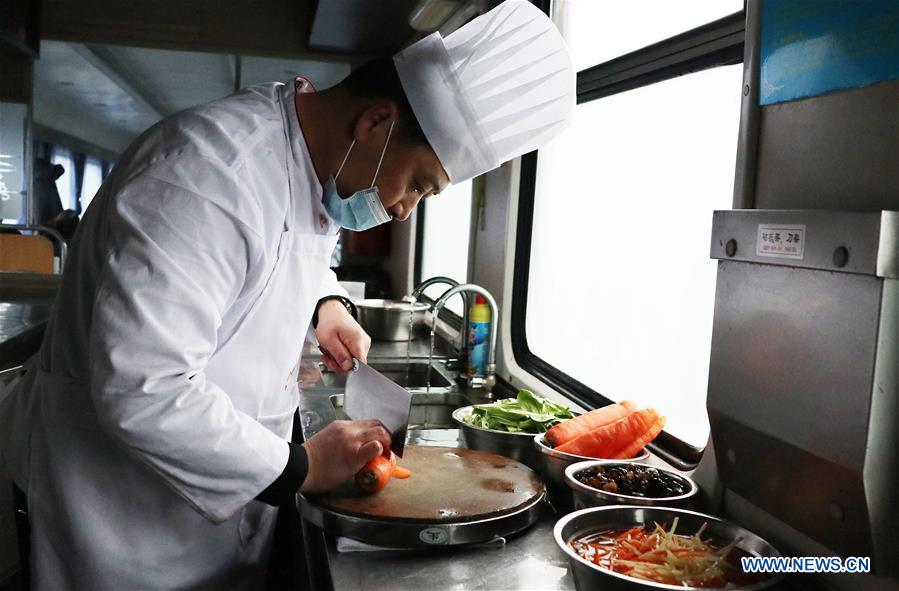 CHINA-ANHUI-SPRING FESTIVAL TRAVEL RUSH-TRAIN-FOOD (CN)