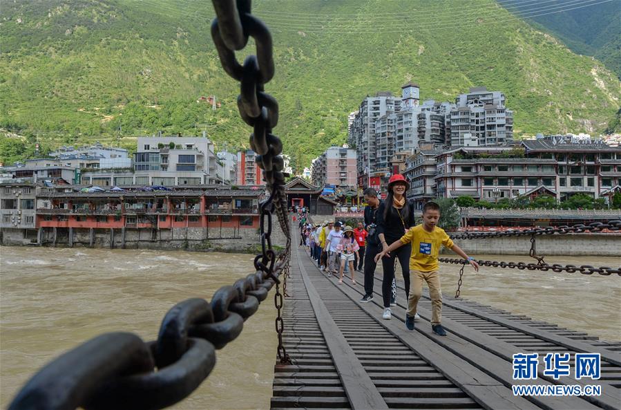 （壮丽70年·奋斗新时代——记者再走长征路·图文互动）（2）泸定桥畔的回响