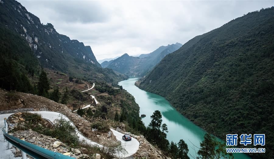 （新春走基层·图文互动）（5）绝壁公路畅通返乡“最后一公里”