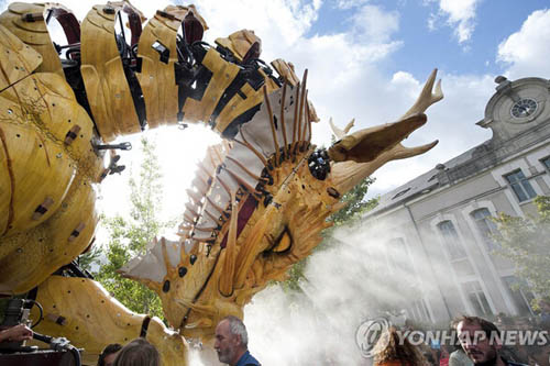 法国造巨型机械龙马庆中法建交50周年