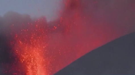 意大利埃特纳火山喷发 岩浆高达数米