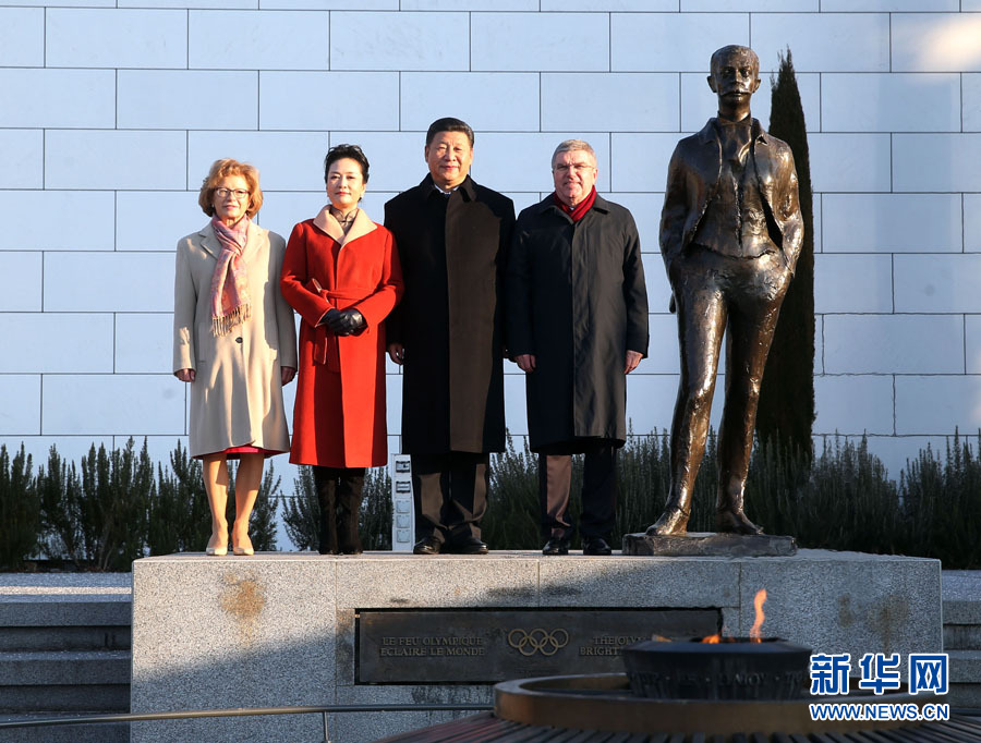 1月18日，国家主席习近平在瑞士洛桑国际奥林匹克博物馆会见国际奥林匹克委员会主席巴赫。这是习近平和夫人彭丽媛与巴赫夫妇在现代奥林匹克运动发起人顾拜旦雕像前合影。新华社记者 姚大伟 摄