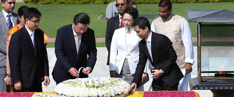 习近平和彭丽媛向甘地墓敬献花圈