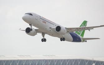 C919大型客机102架机转场东营试飞基地